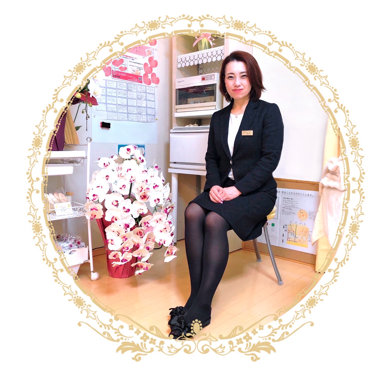 椅子に座り微笑むオーナーの様子